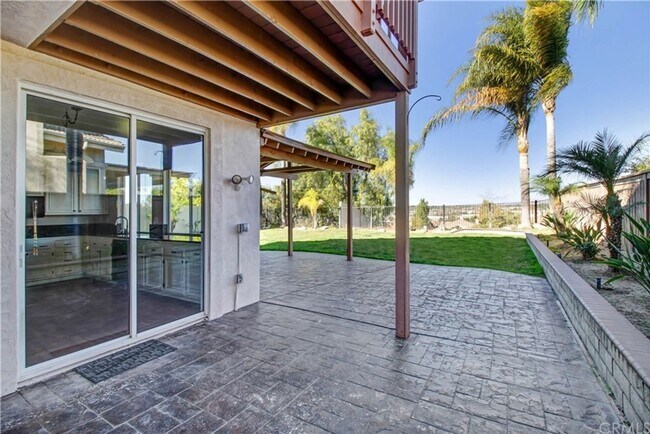 Building Photo - View Home 3 Bedrooms Plus