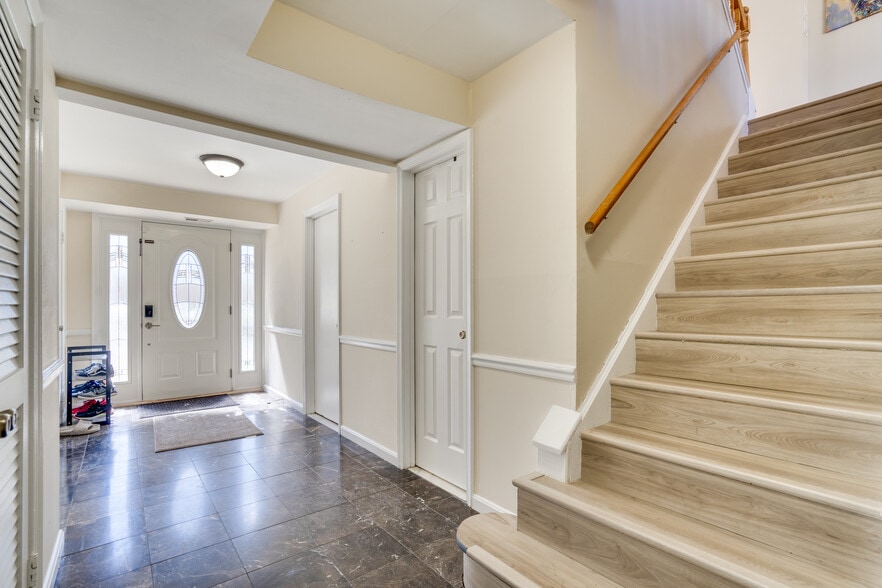 Building Photo - 7913 Central Park Cir