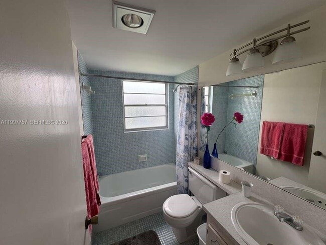 Building Photo - 536 Fanshaw M