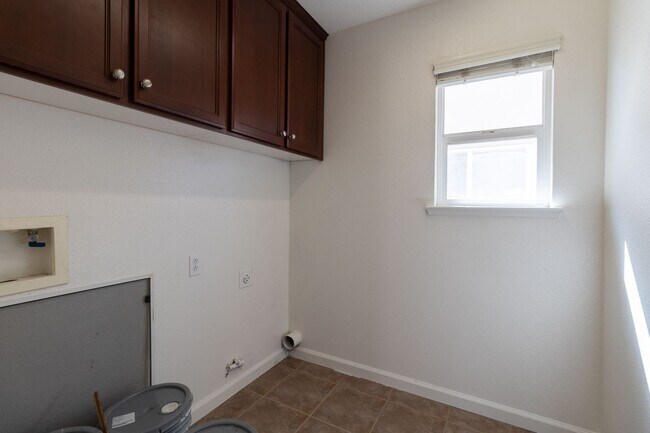 Building Photo - Price Reduced