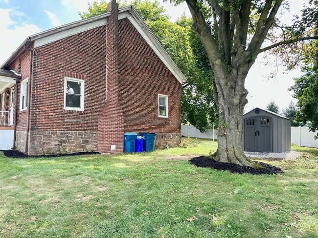 Building Photo - Charming Renovated 2BR in Peaceful Setting