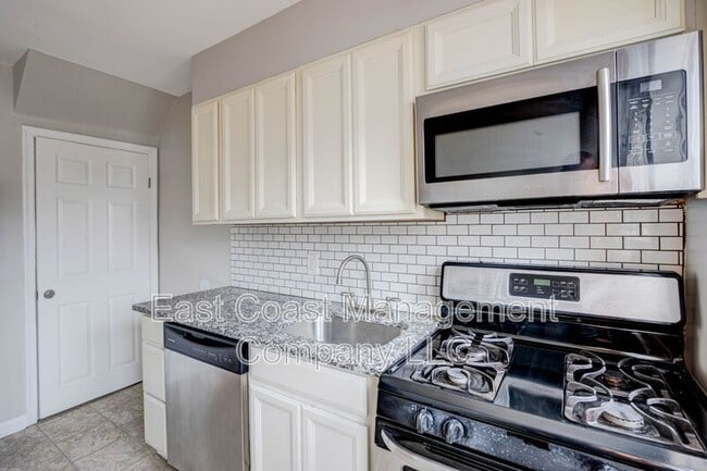 Building Photo - 2233 Graythorn Rd