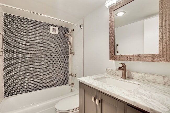 Building Photo - Available Now! 1 Bed / 1 Bath Condo in the heart of the DC Wharf!