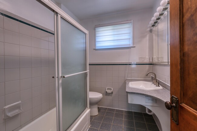 Building Photo - 211 Lenox Ave