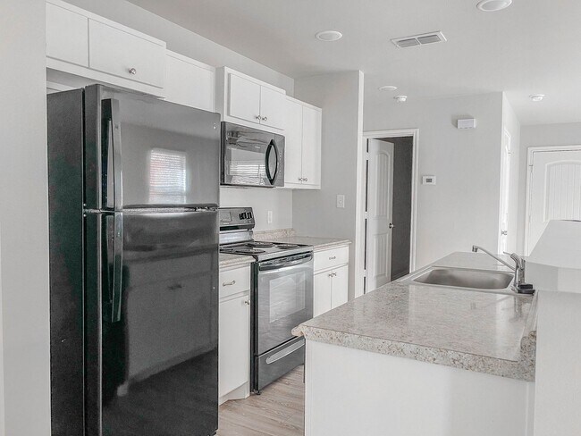 Building Photo - Savor the Sophistication of This Lovely 3-Bedroom!