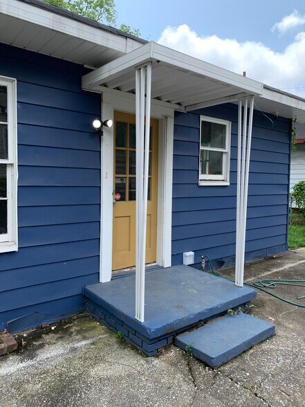 Single Level Entry in to Kitchen - 1520 36th St N