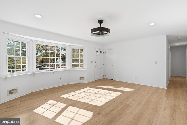 Building Photo - 218 Holly Ave