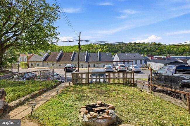 Building Photo - 343 Spring Mill Ave