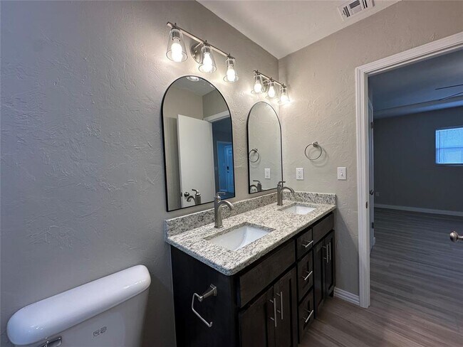 Building Photo - 1626 W Boyd St