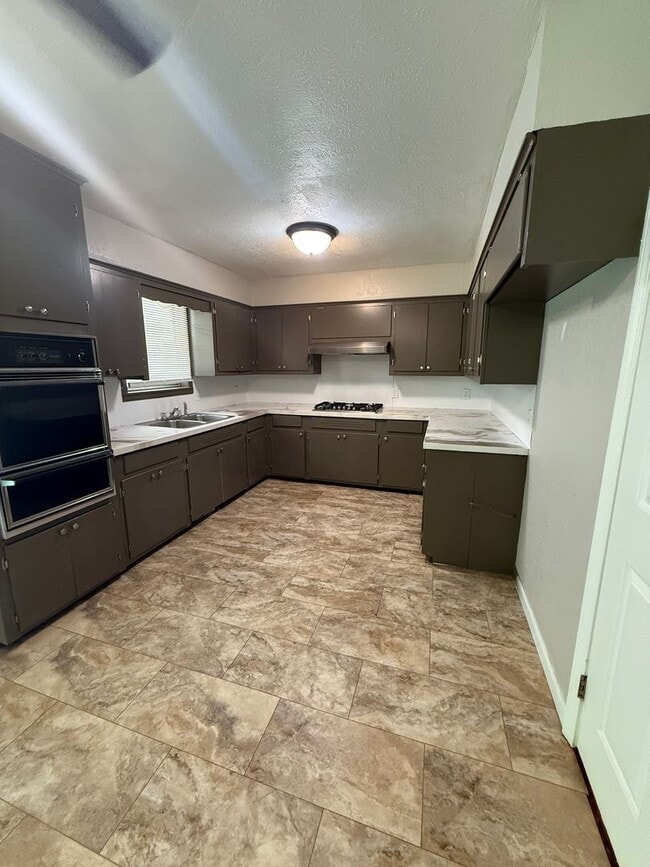 Building Photo - $2000 MOVE-IN SPECIAL