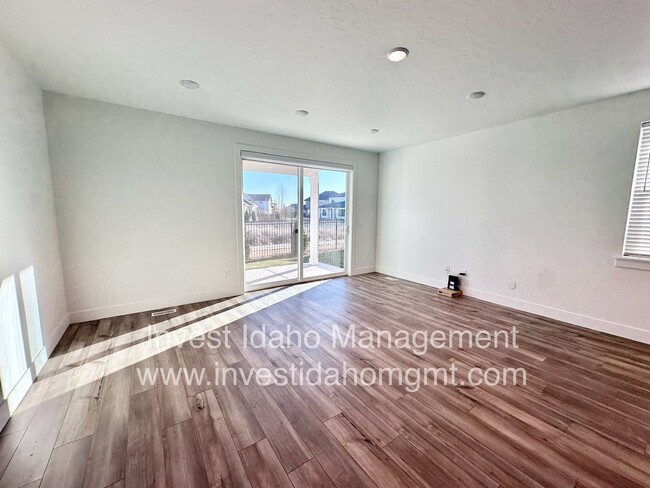 Building Photo - Beautiful Brand New Luxury Townhome availa...