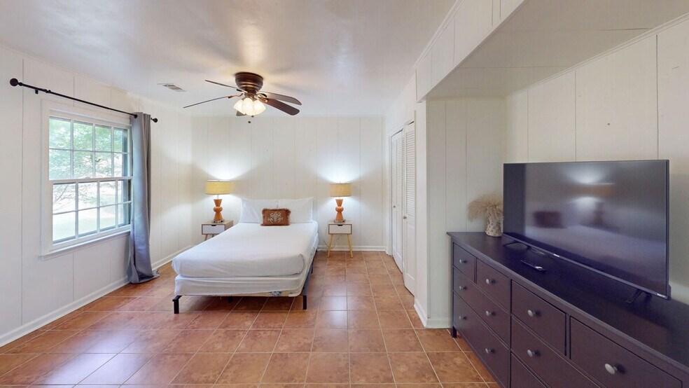 Building Photo - 2431 Weatherford Ct