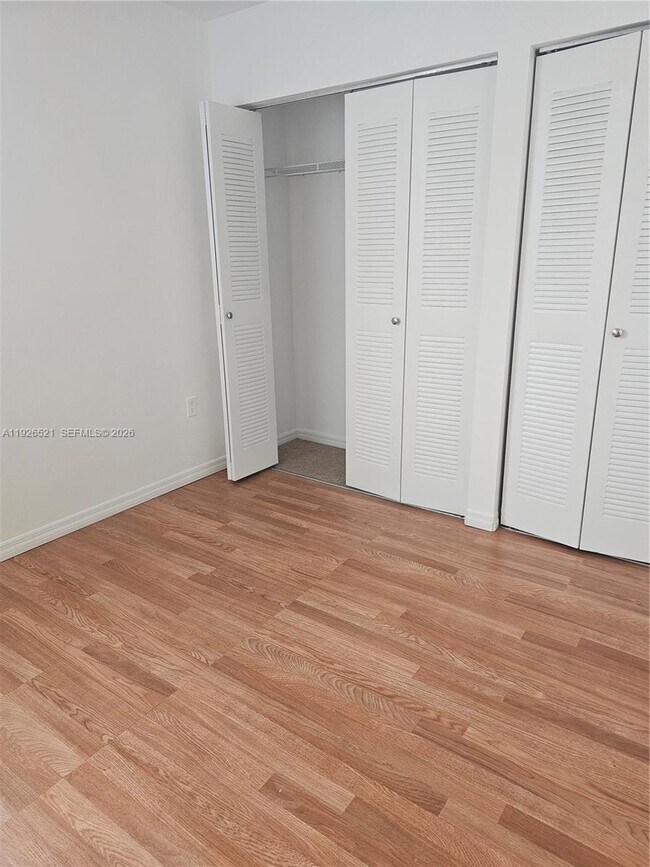 Building Photo - 102 SW 6th Ave