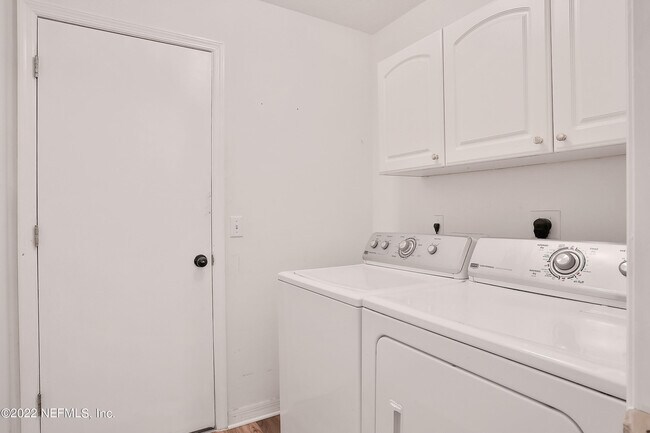 Building Photo - 11 Wheatfield Dr