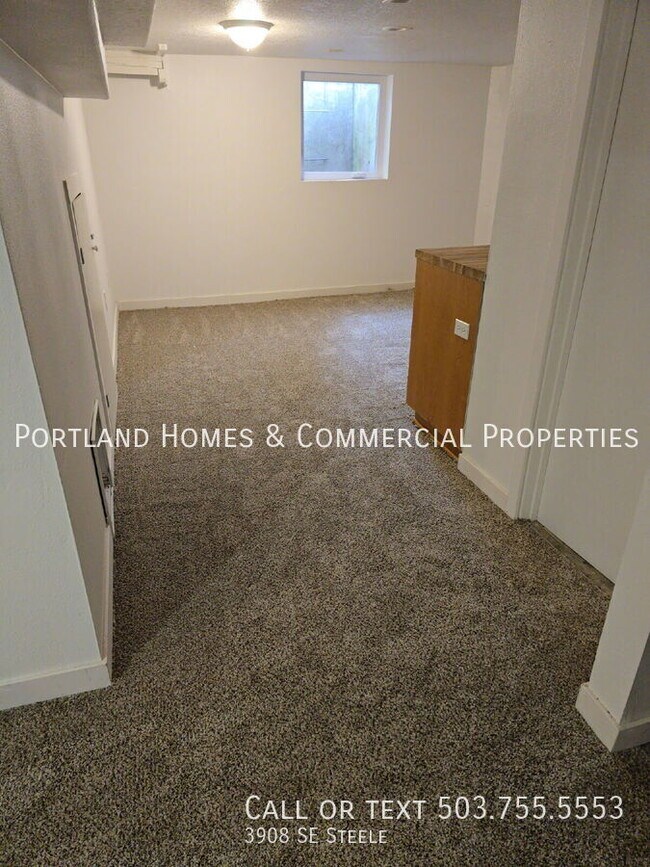 Building Photo - 3908 SE Steele-