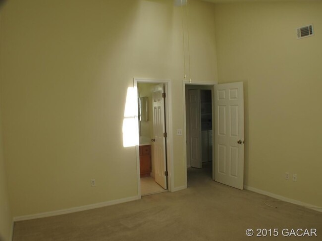 Building Photo - Spacious 2/2 Condo Avaiable now! Move in s...