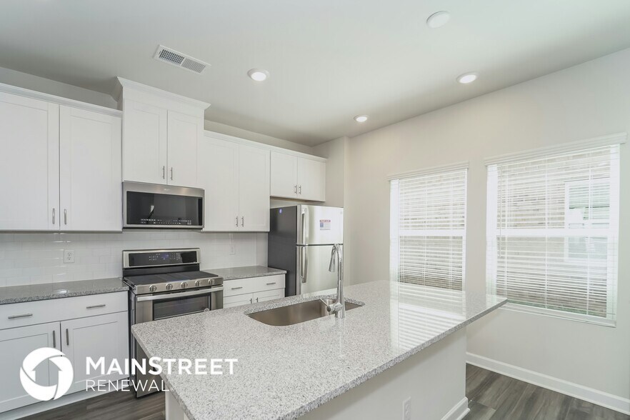 Building Photo - 3312 Lisburn St