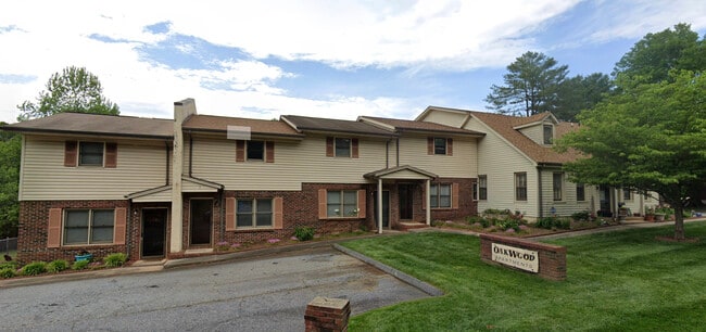 Building Photo - Oakwood Apartments