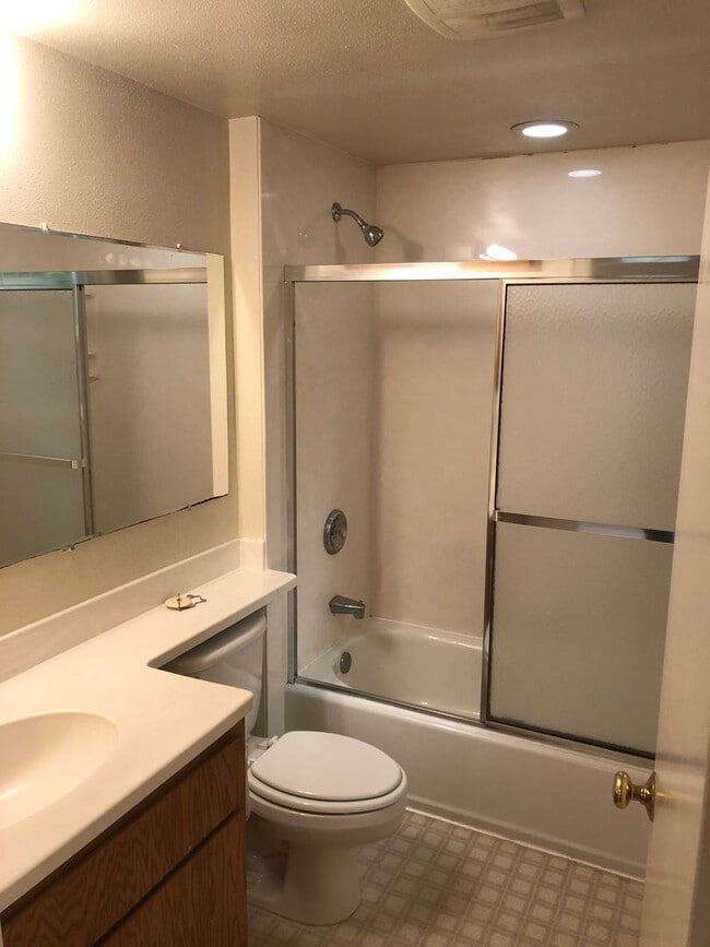 Building Photo - Campus House ~ 3 bedroom, 2 bath