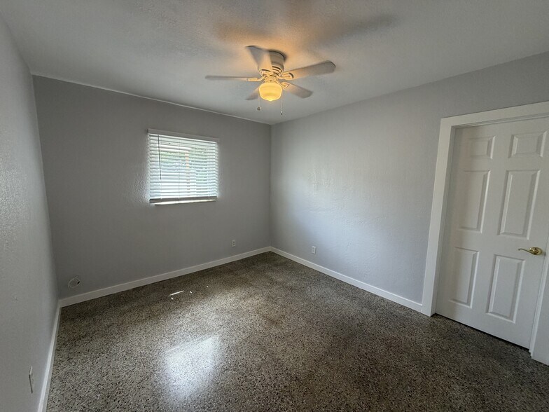 Building Photo - 2 Bed/2 Bath
