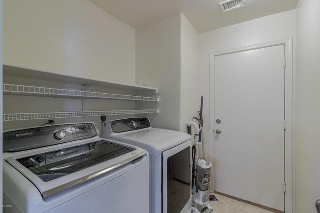 Building Photo - 230 S Pineview Pl