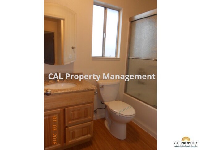 Building Photo - North Salinas 2 Bedroom Apartment!