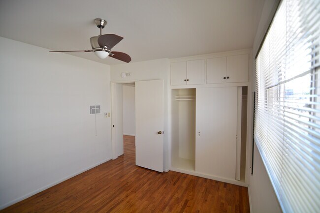 Building Photo - 1001 Hill St