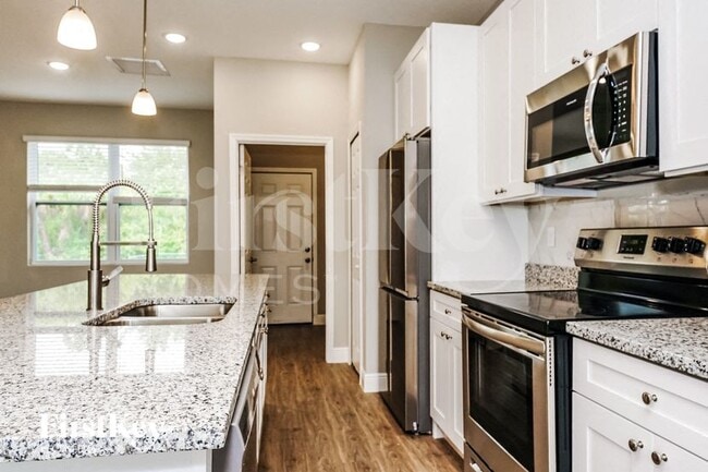 Building Photo - 3120 Halsey Ave SE