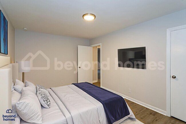 Building Photo - Recently Updated Home with Fenced Yard + Bonus Room!