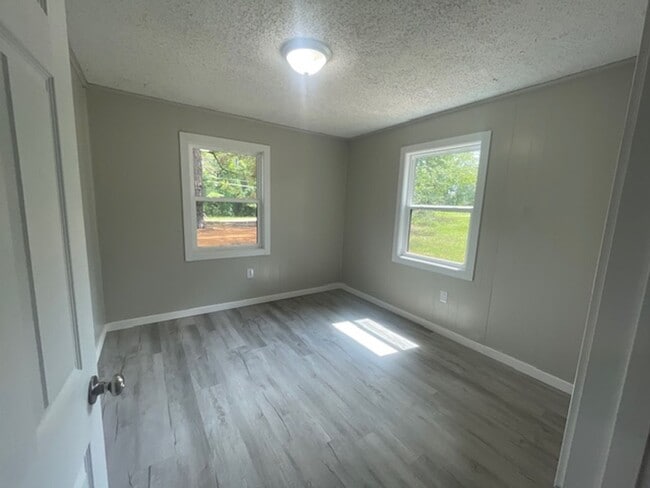 Building Photo - Renovated 4 Bedroom 2 Bath Home for Rent!
