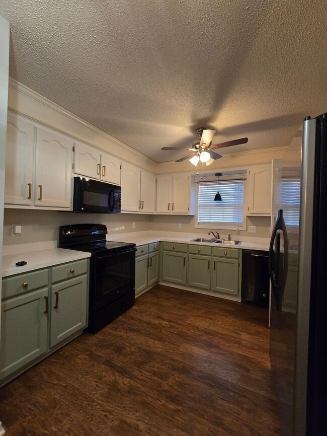 Building Photo - 901 Tristan St