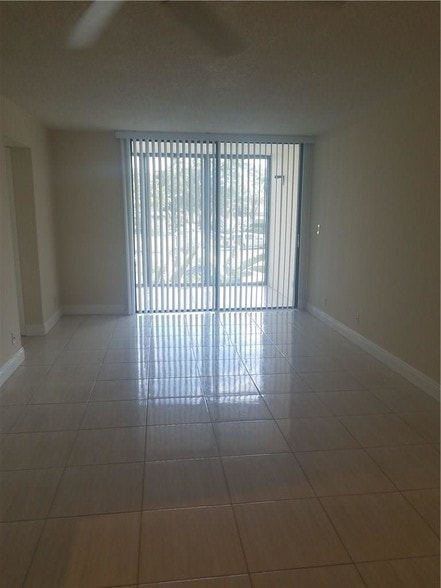 Building Photo - 215 Lake Pointe Dr