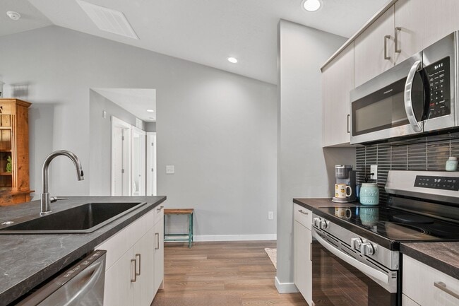 Building Photo - Lovely Meridian Home