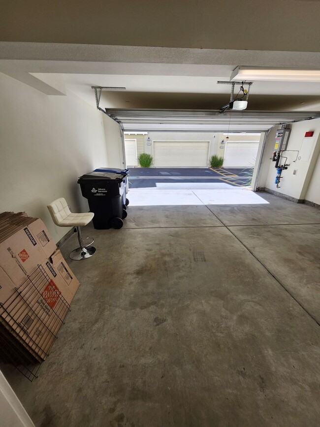 Building Photo - Gorgeous Tri-level Townhouse 3 beds 3 1/2 ...