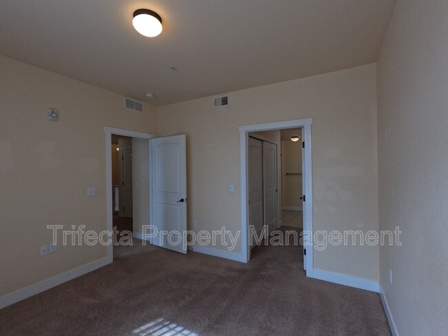 Building Photo - 2445 Windrow Dr