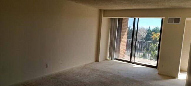 Building Photo - 2311 Pimmit Dr