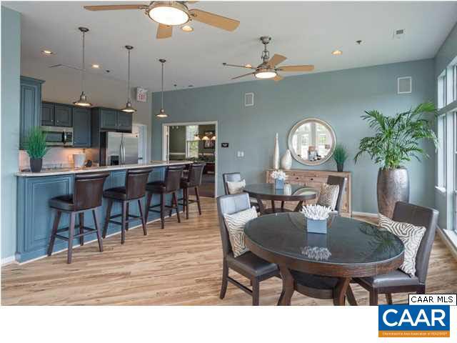 Building Photo - 200 Lake Club Ct