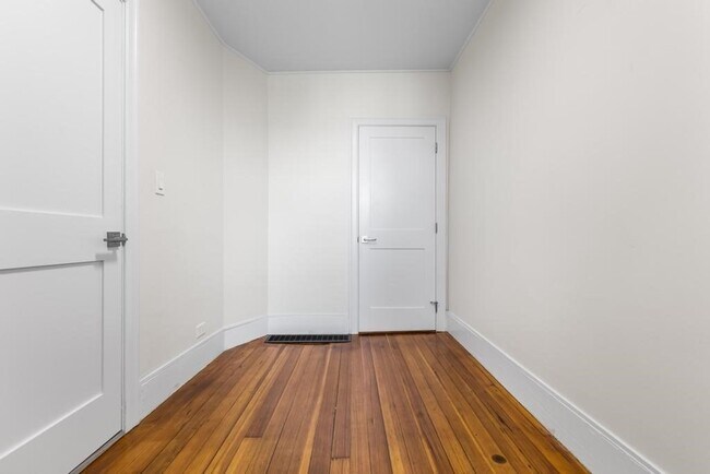 Building Photo - 305 Medford St