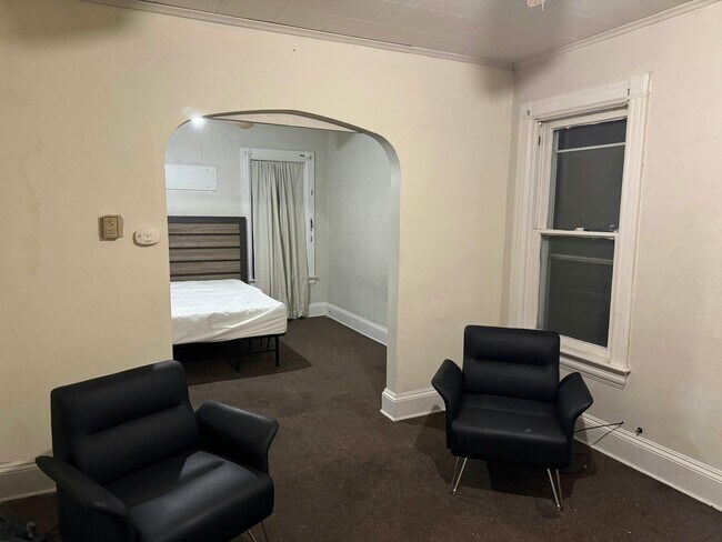 Building Photo - 323 Ash St