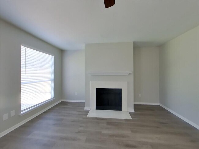 Building Photo - 3607 Lakeaires Ln