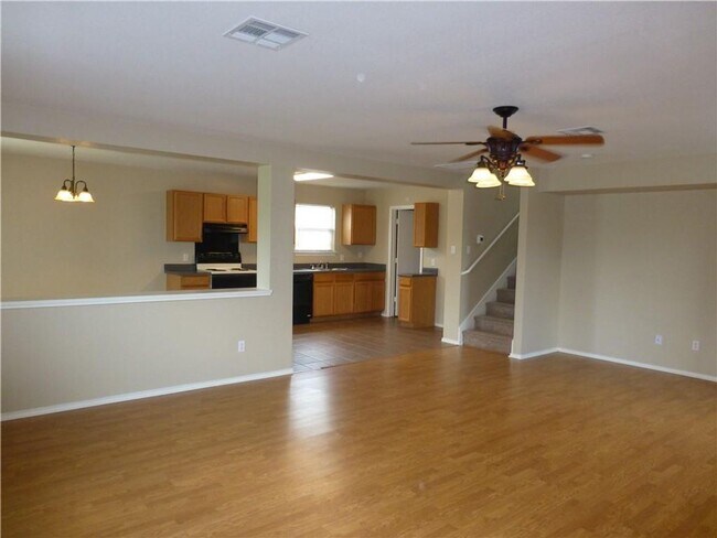 Building Photo - Beautiful Home on A Cul De Sac with Large Backyard