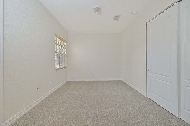 Building Photo - **Coach Home in Jonathans Bay - 3/2 + Den -  Water Views - 2 Car Garage**