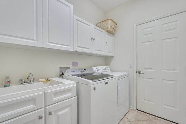 Building Photo - "Spacious Golf and Lagoon View 2 Bed, 2 Bath Rental Home in Sun City!