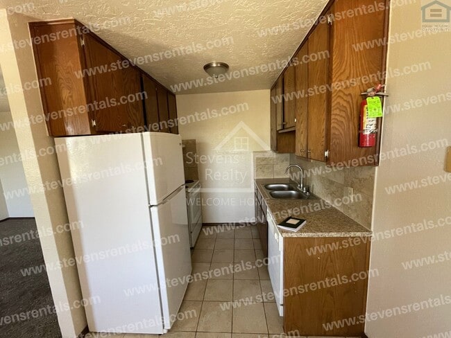 Building Photo - 1912 SW D Ave