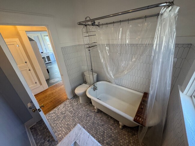 Building Photo - 2 bedroom |1 bathroom | Charming West Taho...