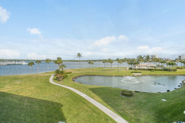 Building Photo - 300 Intracoastal Pl