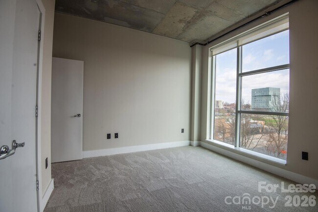 Building Photo - 505 E 6th St