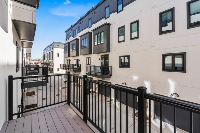 Building Photo - Reservoir District Townhome | 3 Bed + Den | 3.5 Bath | 1,800 Sf | Large Private Rooftop Deck & Ba...
