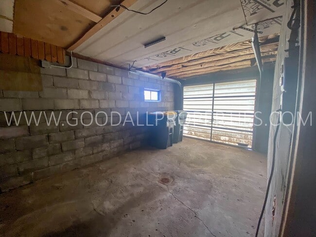 Building Photo - Updated 2-Bedroom Home in Adel with Large Yard