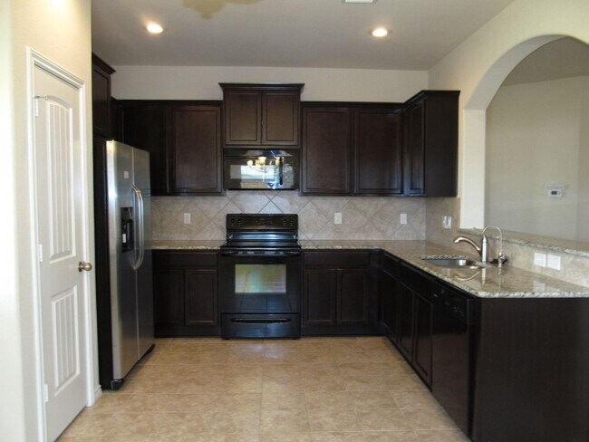 Building Photo - 3 BEDROOM NEAR STILLHOUSE HOLLOW LAKE